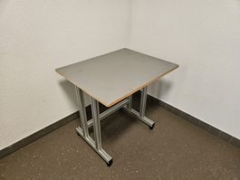 Tisch aus Aluprofilen und Holztablar