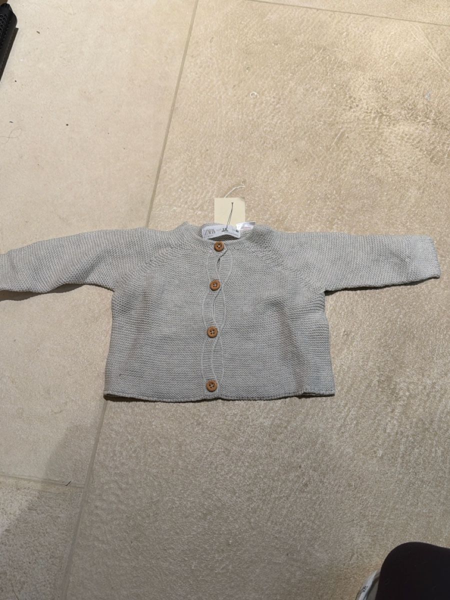 Lotti & Set di vestiti: Zara Strickjacke & C&A Strampler, Grösse 63 – Nuovo (secondo la descrizione) da Obersaxen venduto da jen_6dnw 1