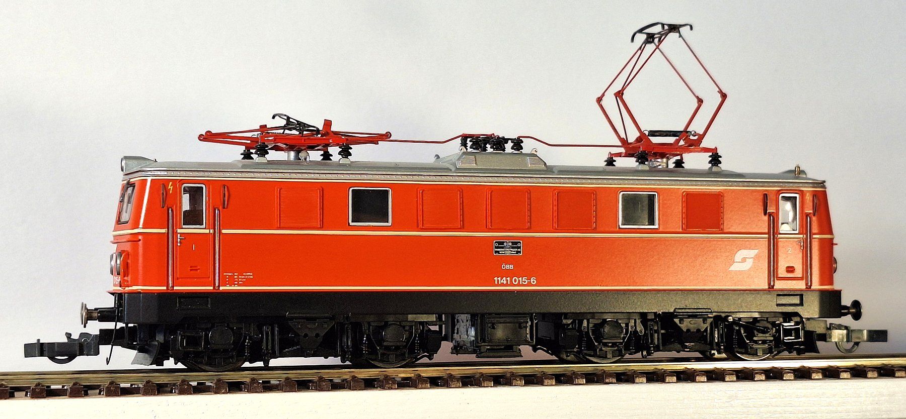 Roco Modellini di ferrovie: ÖBB 1141 mit Mitteleinstiegwagen Jaffa-Lackierung – Usato da Bern venduto da BahnliebhaberRe420 2