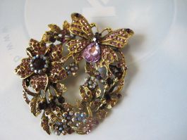 Elegante Brosche mit Schmetterling und lila Schmucksteine...