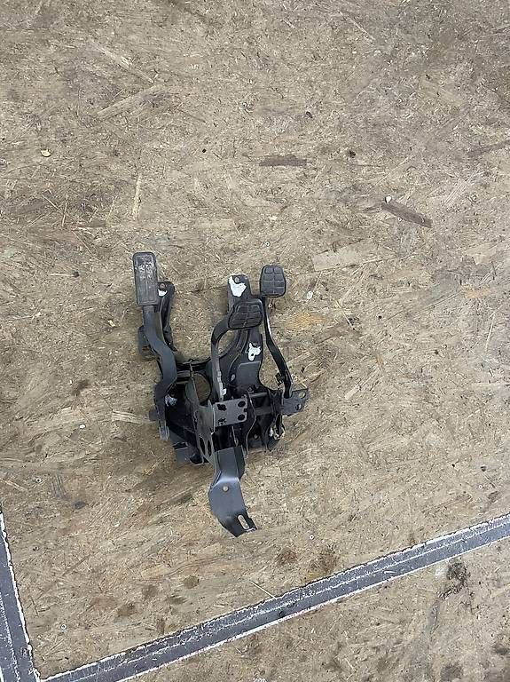 Toutes les pièces auto: Vw Golf 2 Pedalen  – D'occasion à Saanen par slu01 2