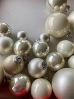 Paket mit vielen Weihnachtsbaum Kugeln weiss / Perlmutt
