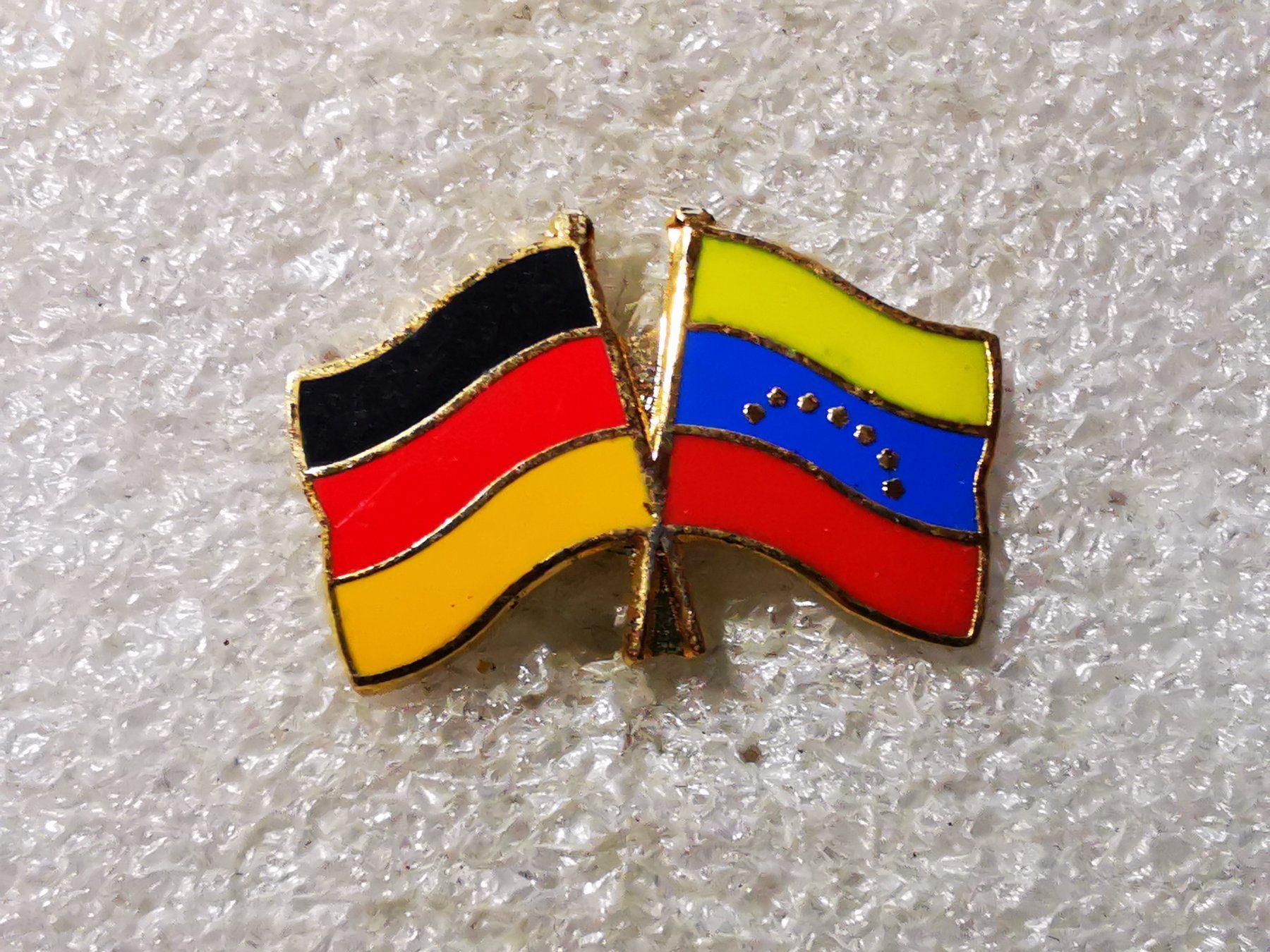 Placchette & Badge: Ansteckpin 85: Flaggen – Usato da Oppligen venduto da Pin-Fall-Shop