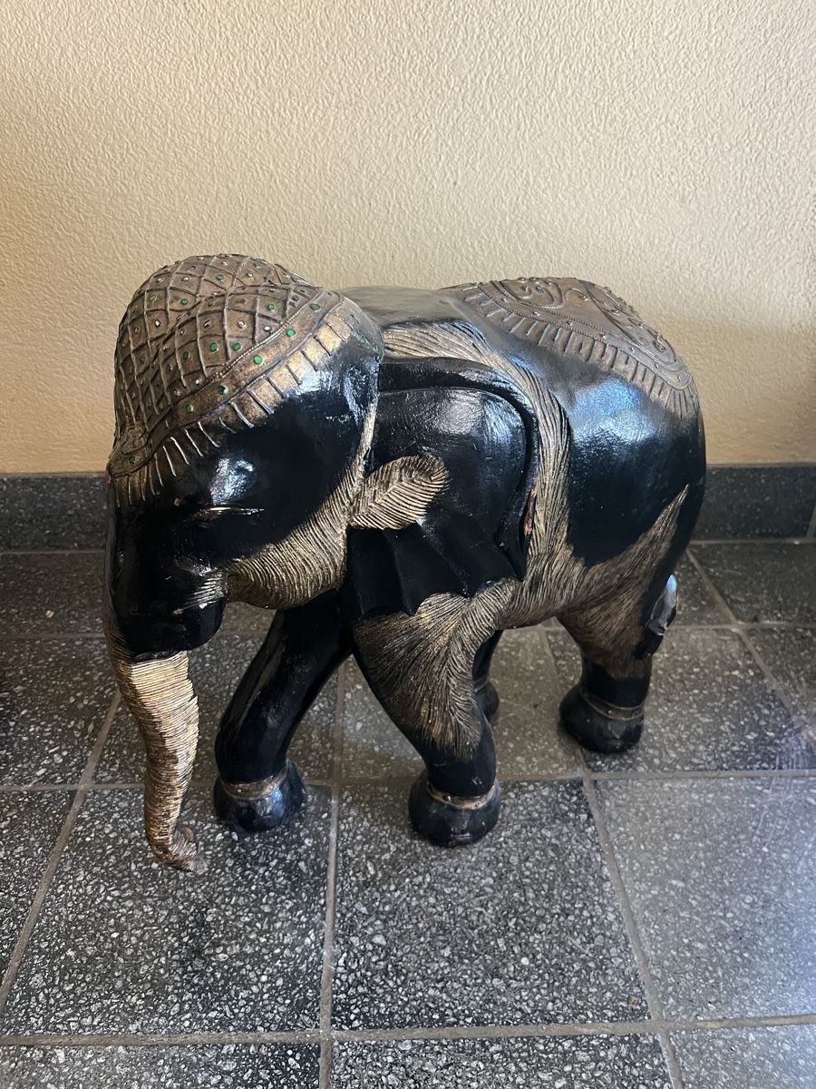 Tutte le decorazioni: DEKO Elefant  – Usato da Basel venduto da Samsam9