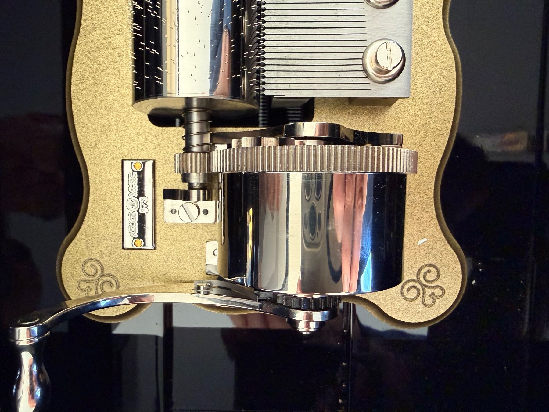 RARE BOITE A MUSIQUE CHAUMET EST UNE FETE DIADEME EN METAL DORE MUSIC
