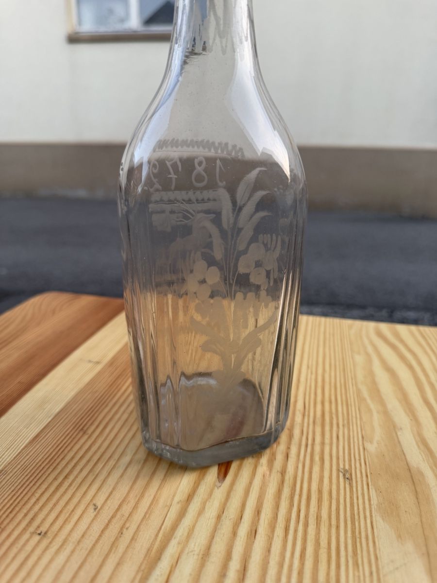 Bicchieri: Antike Schweizer Glasflasche mit Hirschgravur, 1872  – Usato da Plasselb venduto da SeislerBrocki 2