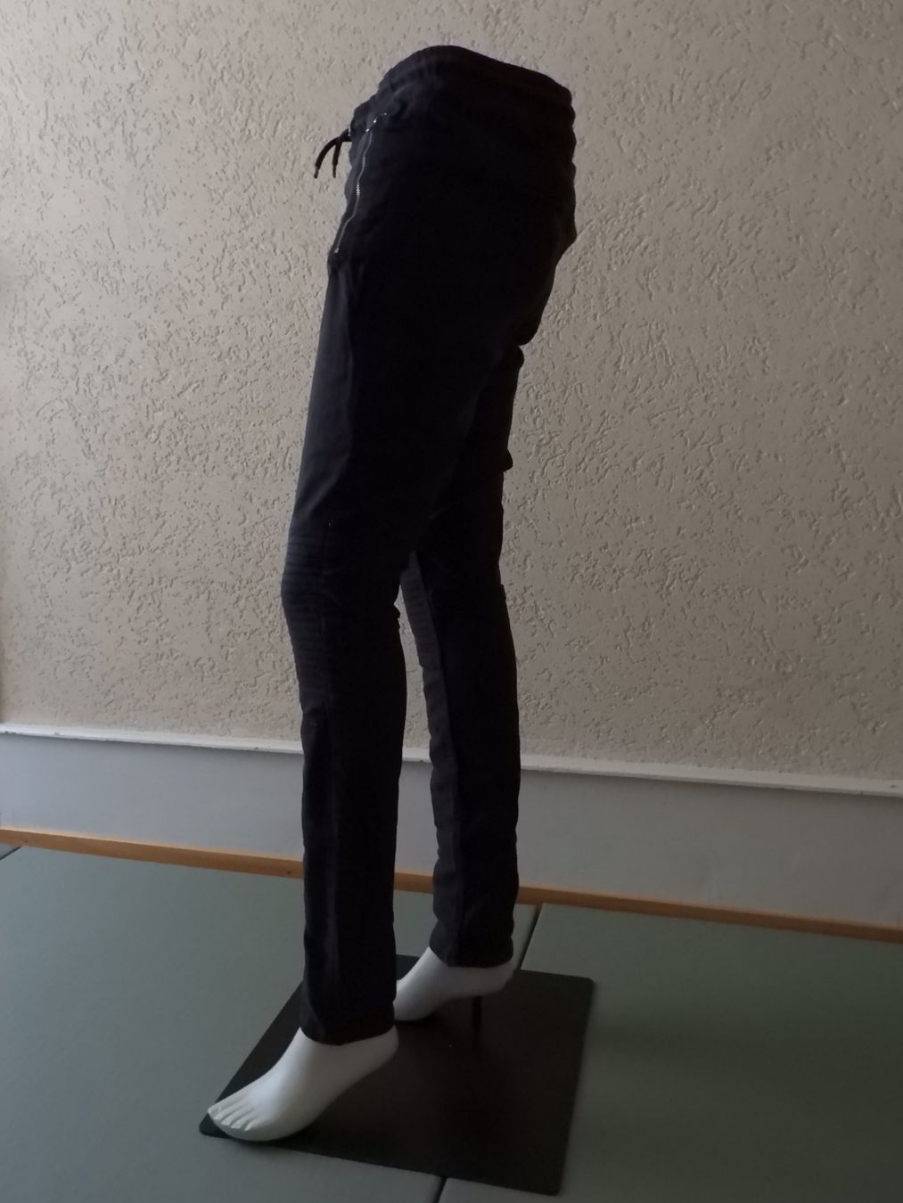 C&A Pantaloni: Pantalon JOG COTTON noir, taille 176 – Usato da Dombresson venduto da sev_bsb8 4