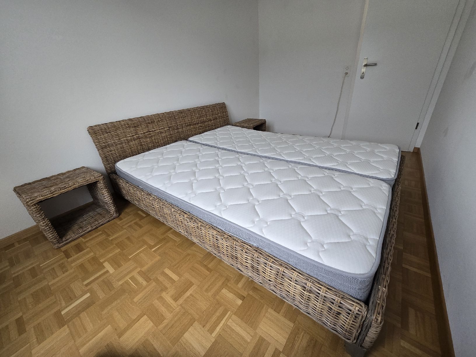 Lits: Doppelbett mit Matratzen und Nachttische – D'occasion à Belp par sar_r7ls