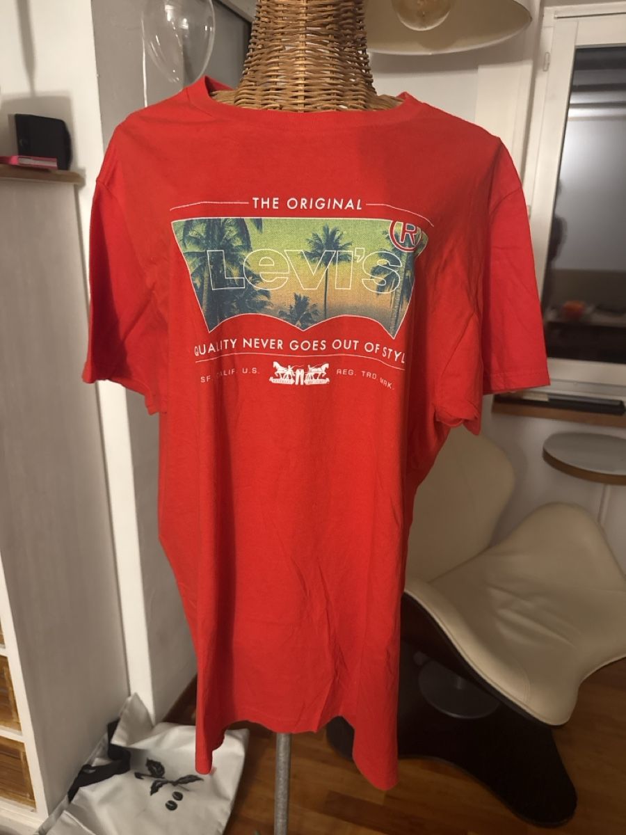 Levi's T-shirts: LEVIS T-Shirt Gr L  – D'occasion à Rüti ZH par Sugus99
