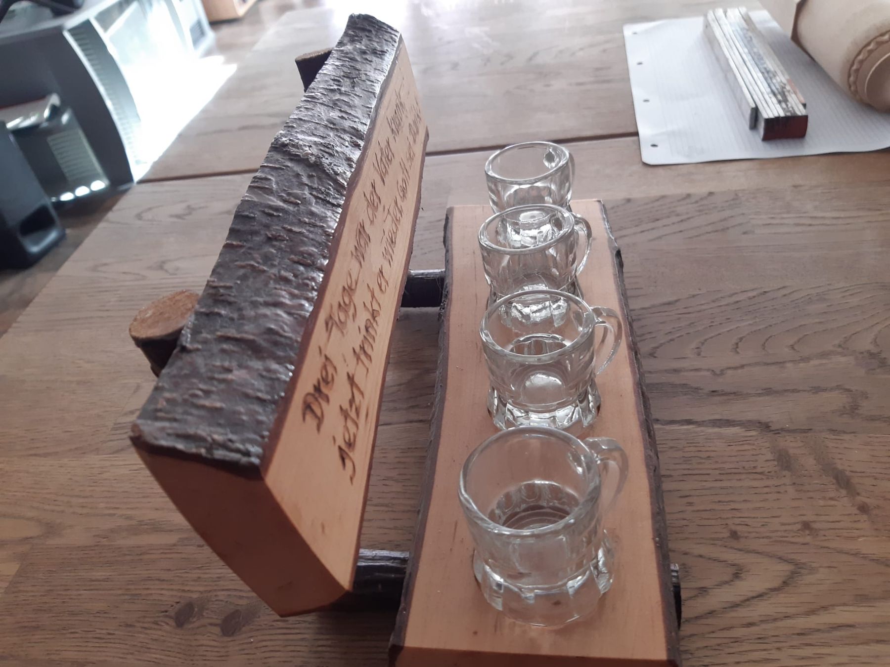 Gläser: Holzbänkli mit 4 Glas-Humpen – Neu (gemäss Beschreibung) aus Derendingen von Auranti 1