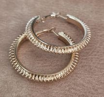 Ohrringe creolen goldfarben mit Federn  Neu