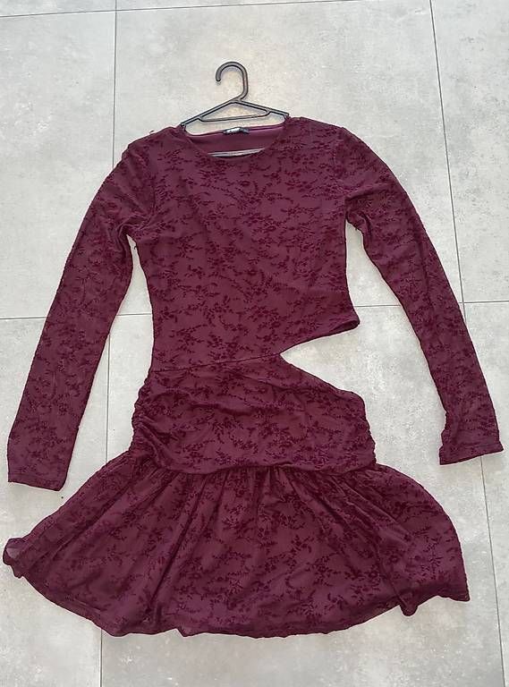 Vestiti: ROBE BORDEAUX MANCHES LONGUES ET DÉCOUPE TAILLE – Usato da Constantine venduto da san_nmr2