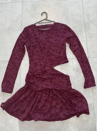 ROBE BORDEAUX MANCHES LONGUES ET DÉCOUPE TAILLE