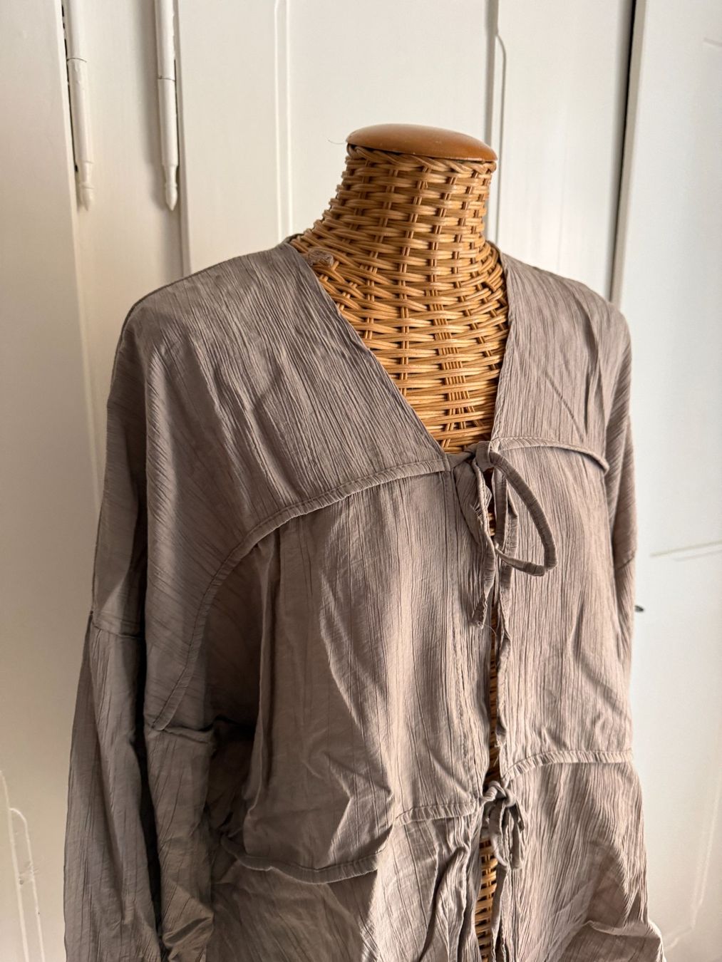 Blusen: Plissee Bluse taupe L – Gebraucht aus Zürich von Diazaio 1