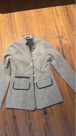 Grauer Blazer mit Knopfleiste Grösse 36