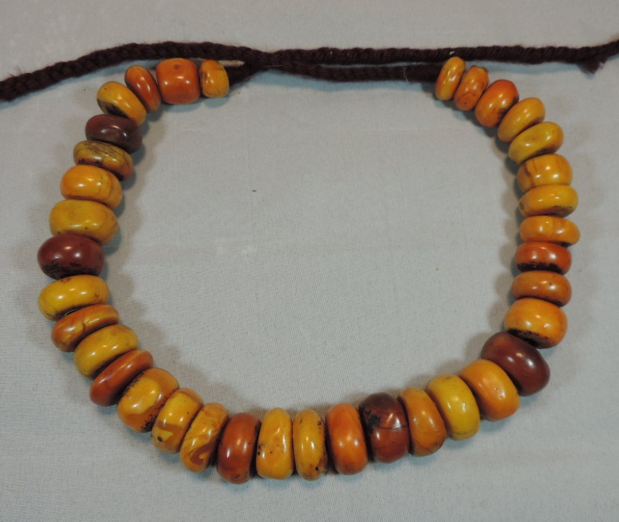 Catenine: Bumble Bee, Berber Halskette mit grossen Perlen – Usato da Duggingen venduto da doogbua 1