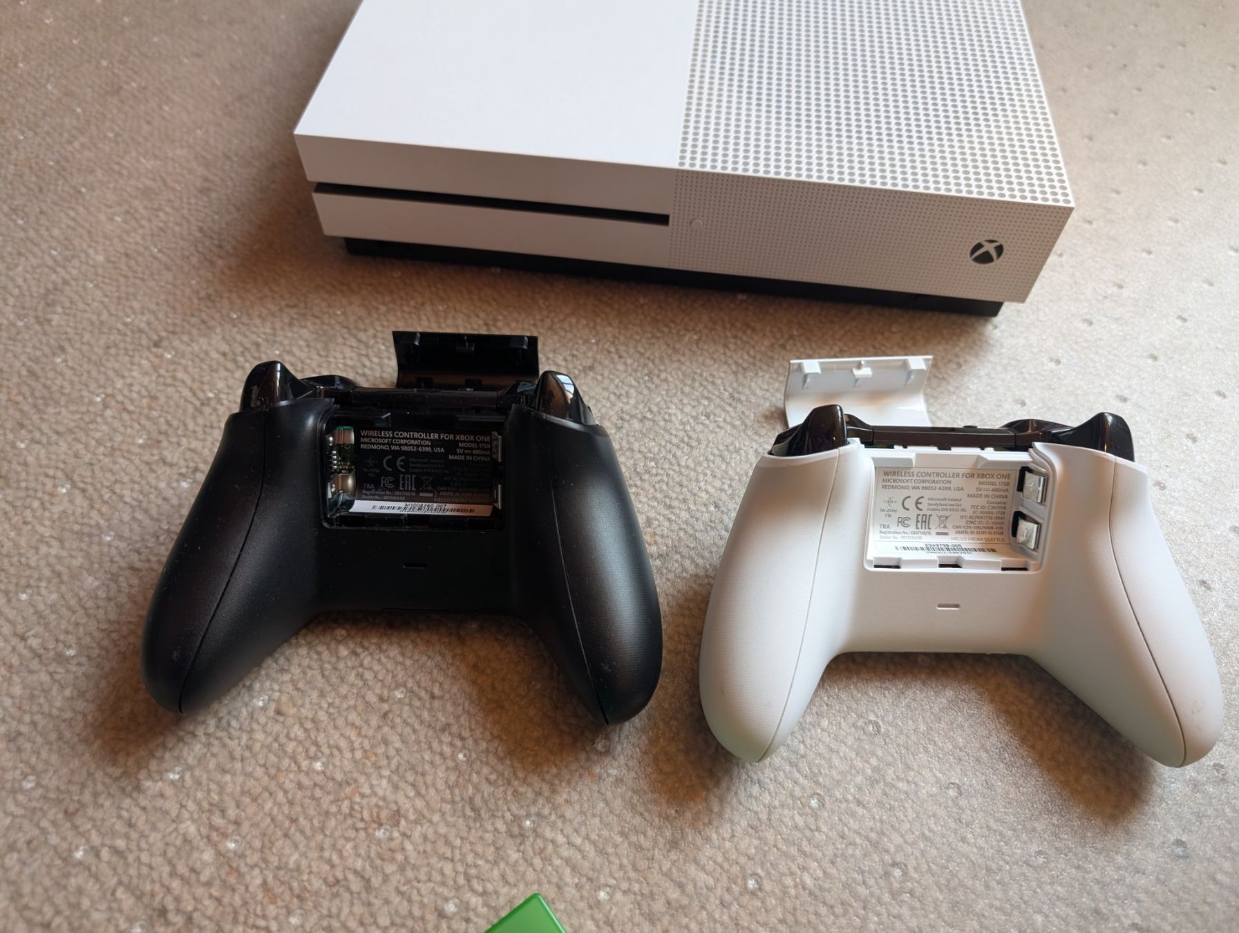 Microsoft Console: Xbox One S mit 2 Controllern und Spielen – Usato da Bazenheid venduto da hauri83 2