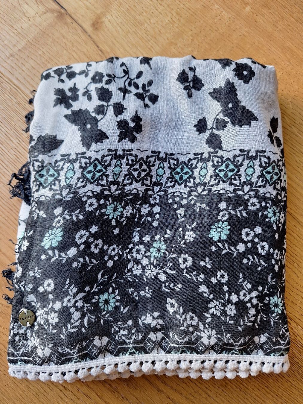 Esprit Foulard & Sciarpe: Hübscher ESPRIT Loop Schal – Usato da Dörflingen venduto da Crazyachmed