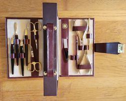 Nagelpflegeset 12-teilig in Lederkoffer mit Schlüssel