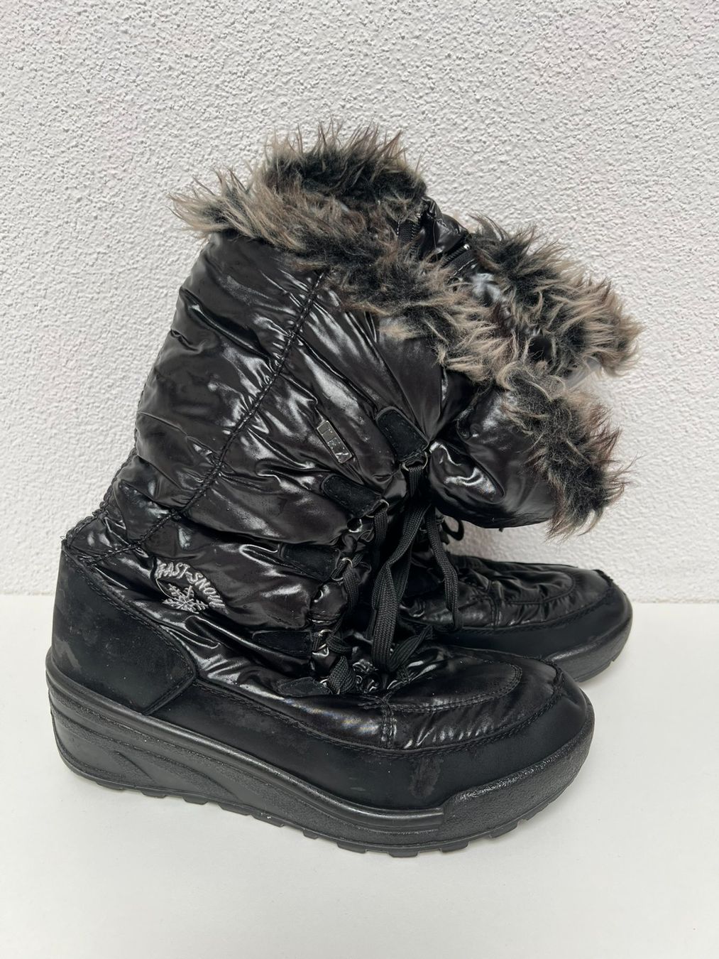Chaussures femmes: Schwarze Snowboots Winterstiefel mit Fell Gr. 41 – D'occasion à Dagmersellen par nad_z66g 1