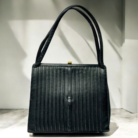 Ancien sac à main en cuir noir avec charnière en laiton doré