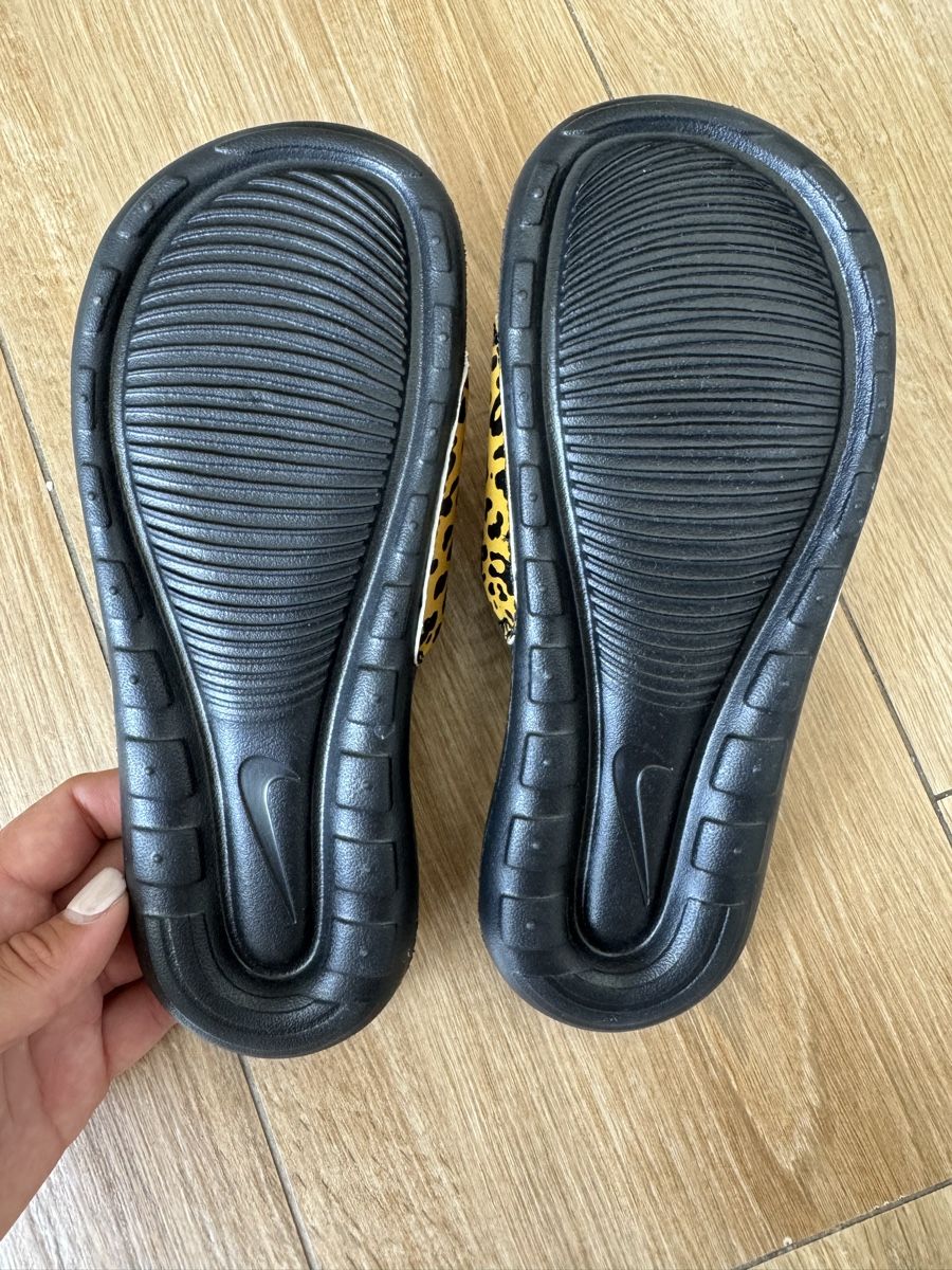 Nike Scarpe per ragazze: Claquettes NIKE neuves – Nuovo (secondo la descrizione) da Villars-le-Grand venduto da Eva_1986 1