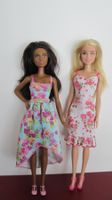Zwei Barbie Puppen in Sommerkleidern, Blumenmuster