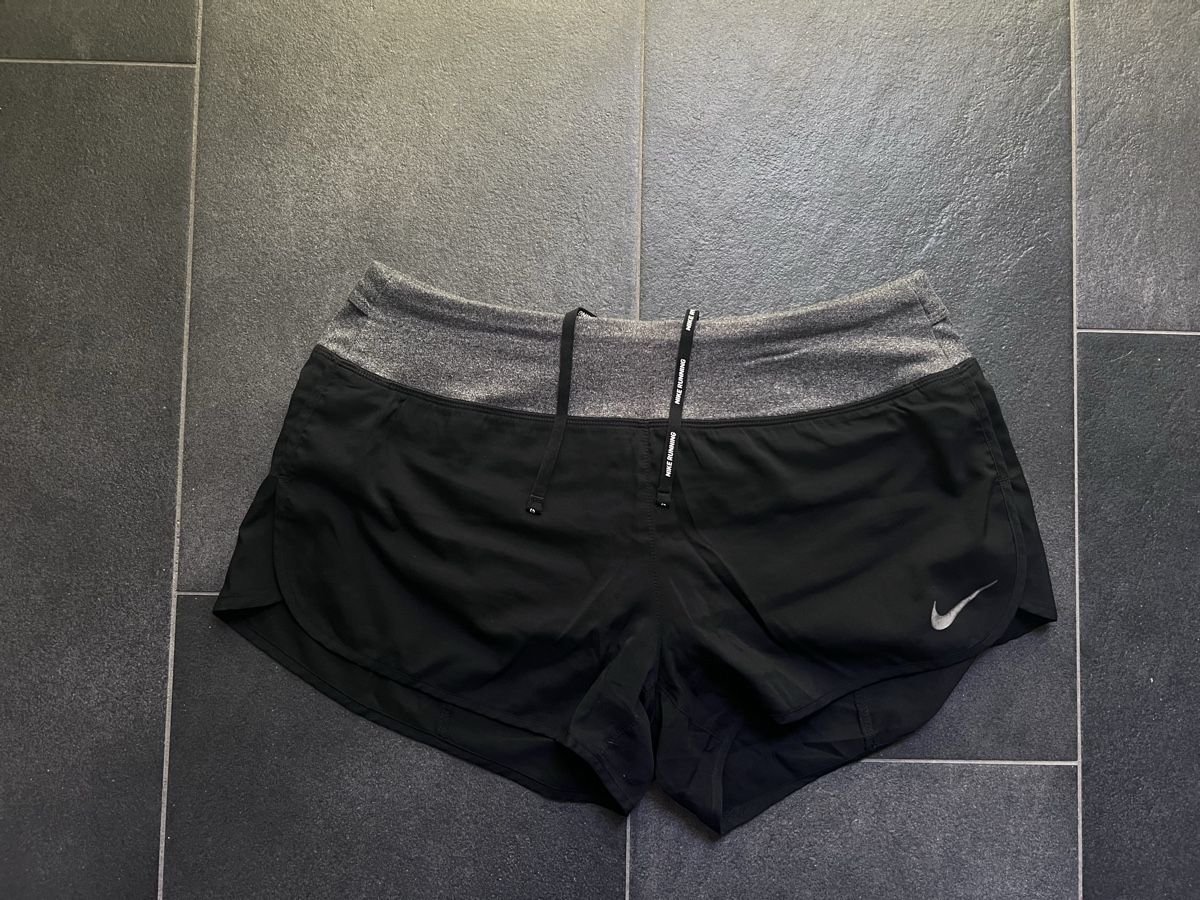 Nike Pantaloni: Nike Damen Laufshorts Gr. M – Usato da Wil / ZH venduto da Fellow16