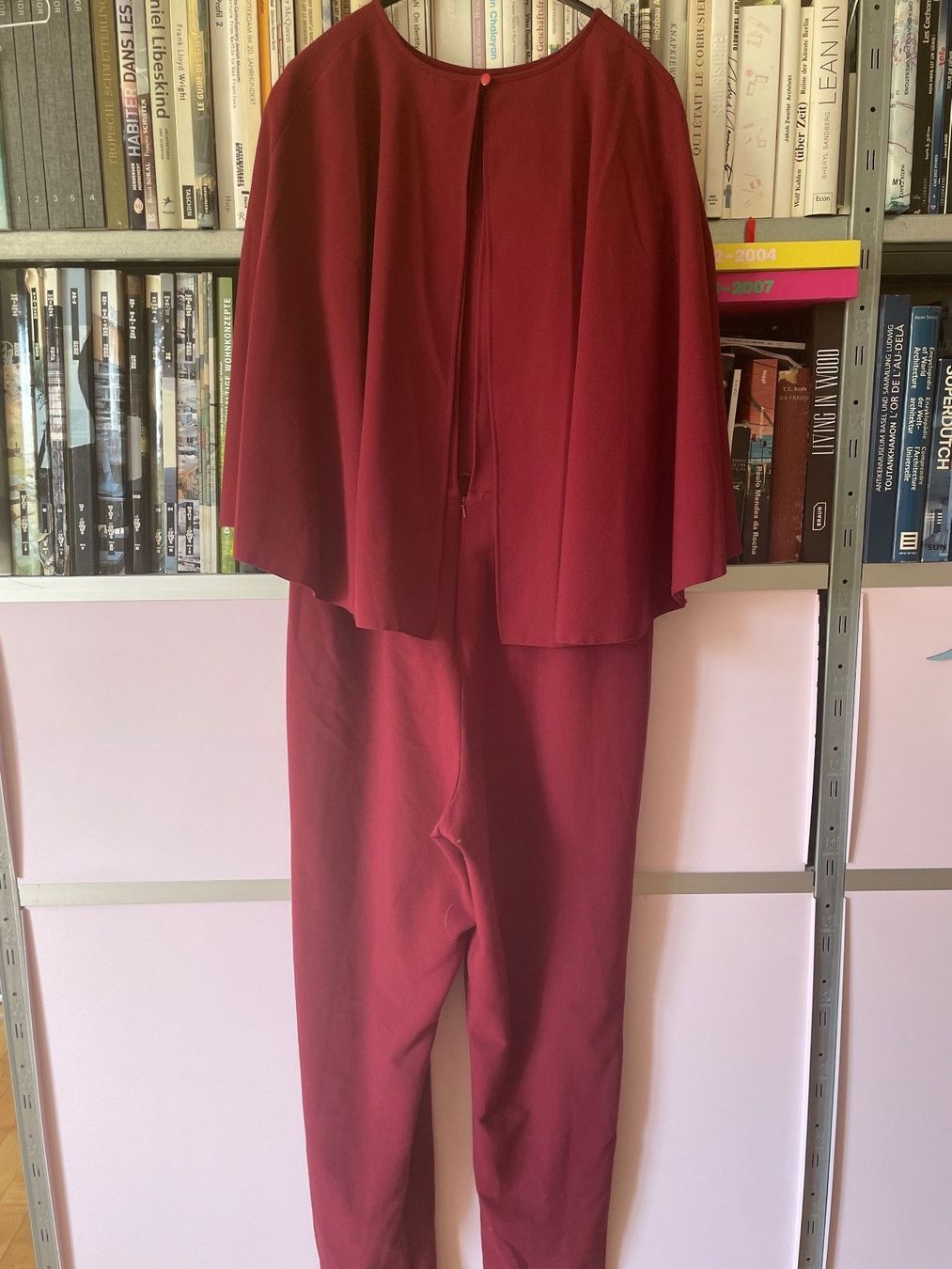 Jumpsuits: Roter Jumpsuit mit Cape – Gebraucht aus Zürich von takanawa01 1