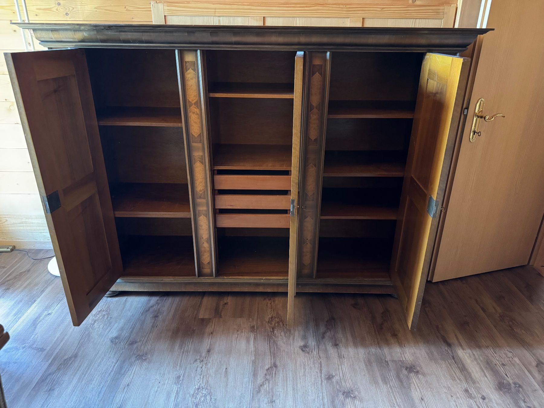 Armadi: Antiker Schrank / Buffet – Usato da Zweisimmen venduto da kakibe 1