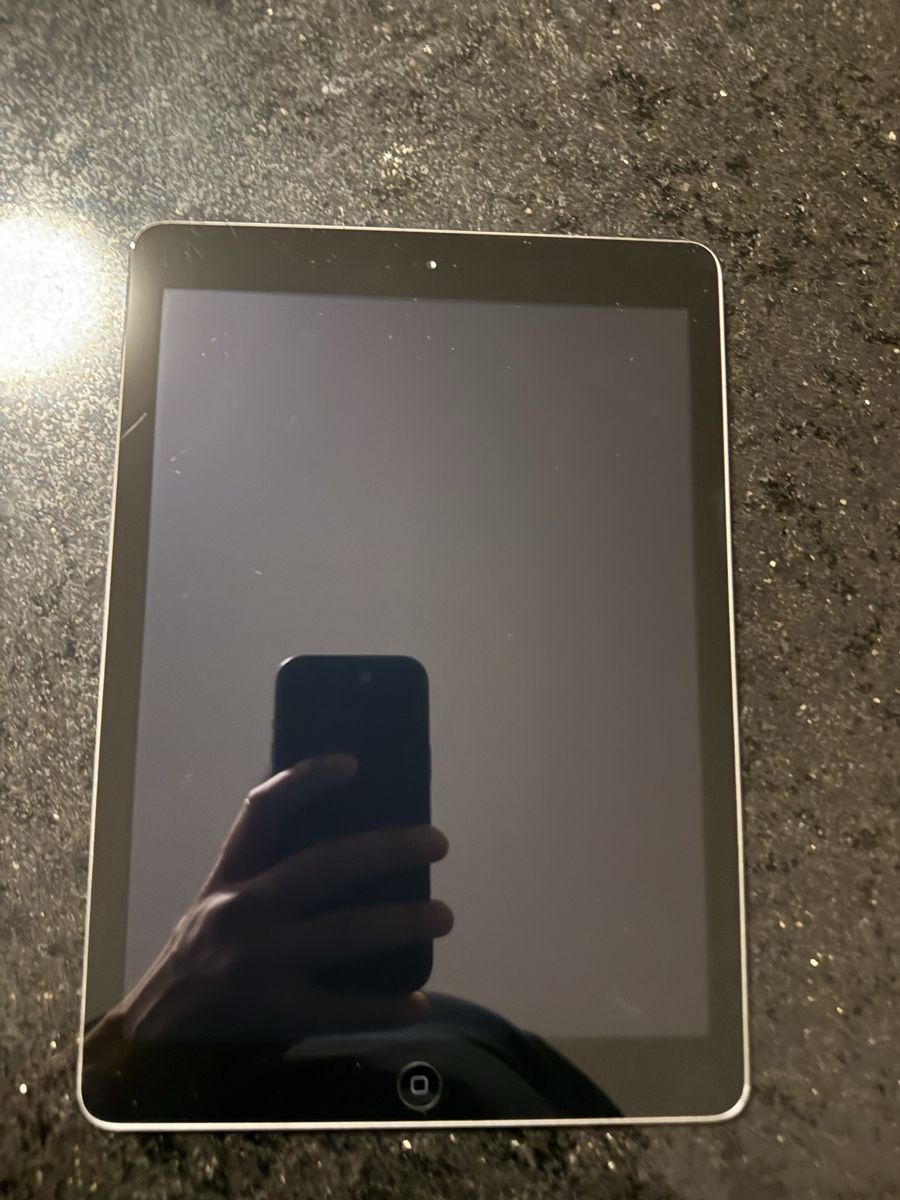 Apple Tablet PC: Ipad Air (A1474) – Gebraucht aus Zug von KoSaZ