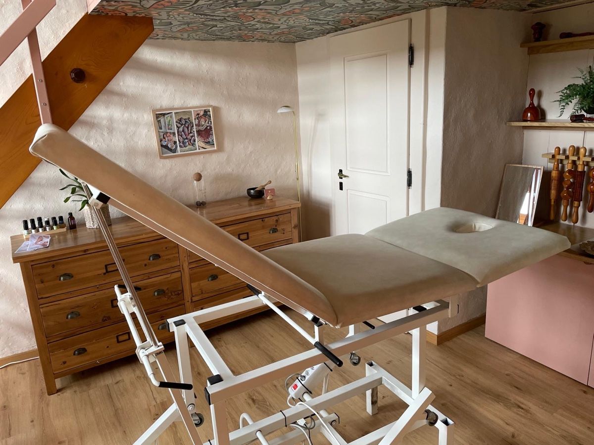 Fauteuils de soin: Table de message professionnel  – D'occasion à Chézard-St-Martin par YuryAndrea 3