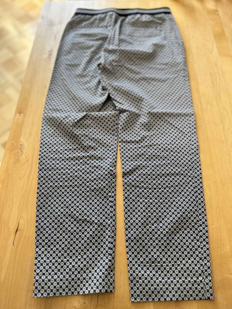 Uniqlo Pantaloni: New Uniqlo pants, flower design, size M – Nuovo (secondo la descrizione) da Zürich venduto da Sophie0569 2