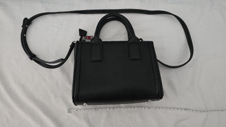 Handtasche mit Umhängegurt, neuwertig, kaum gebraucht
