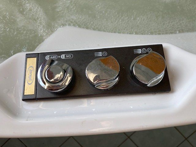 Jacuzzi Whirlpool: Eckbadewanne JACUZZI Whirlpool im TESSIN – Usato da Cham venduto da I7I7 2