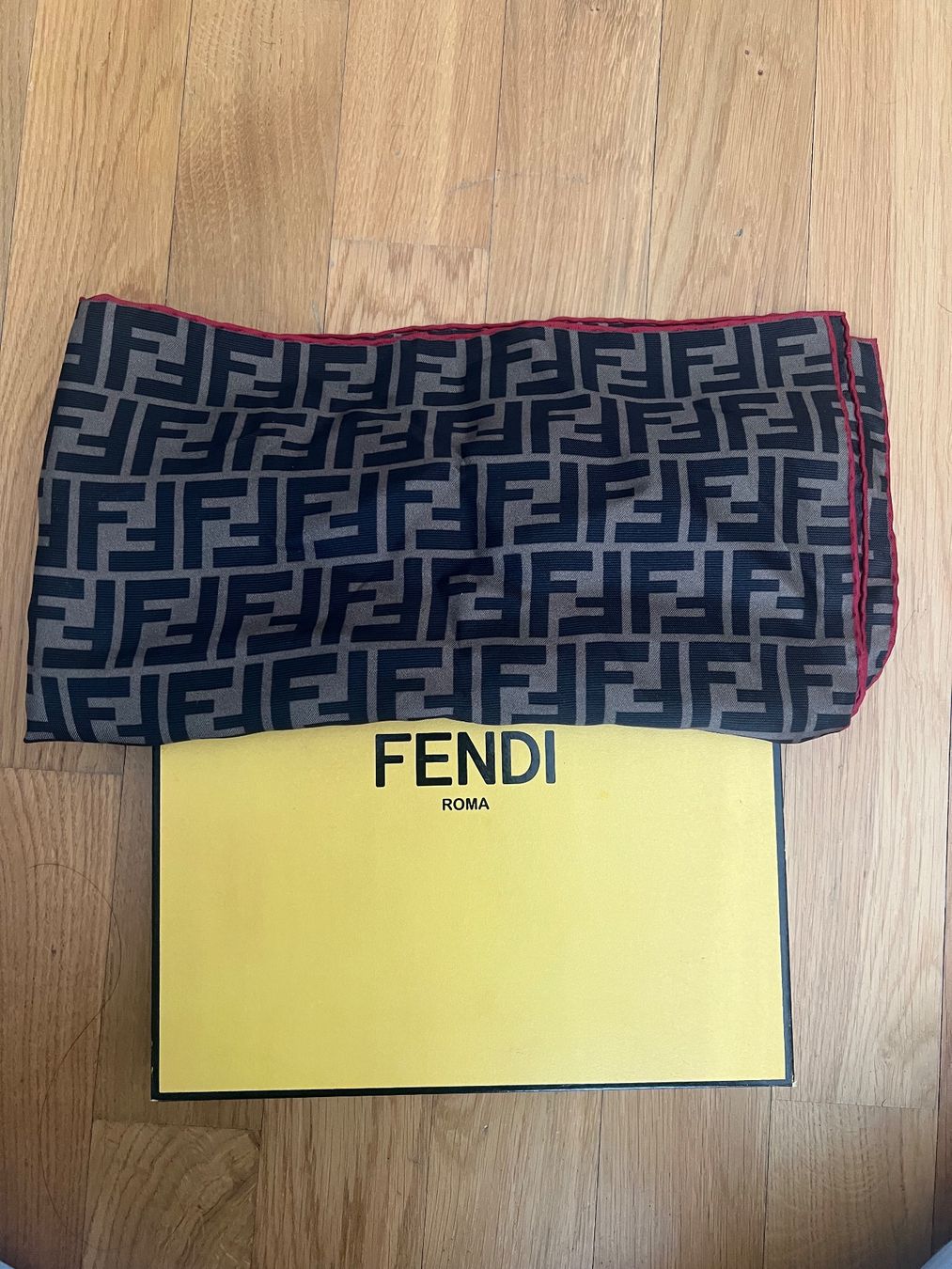 Fendi Foulards & écharpes: Wunderschönes Fendi Seidentuch – Neuf (Voir description) à Ostermundigen par emi_pbs6