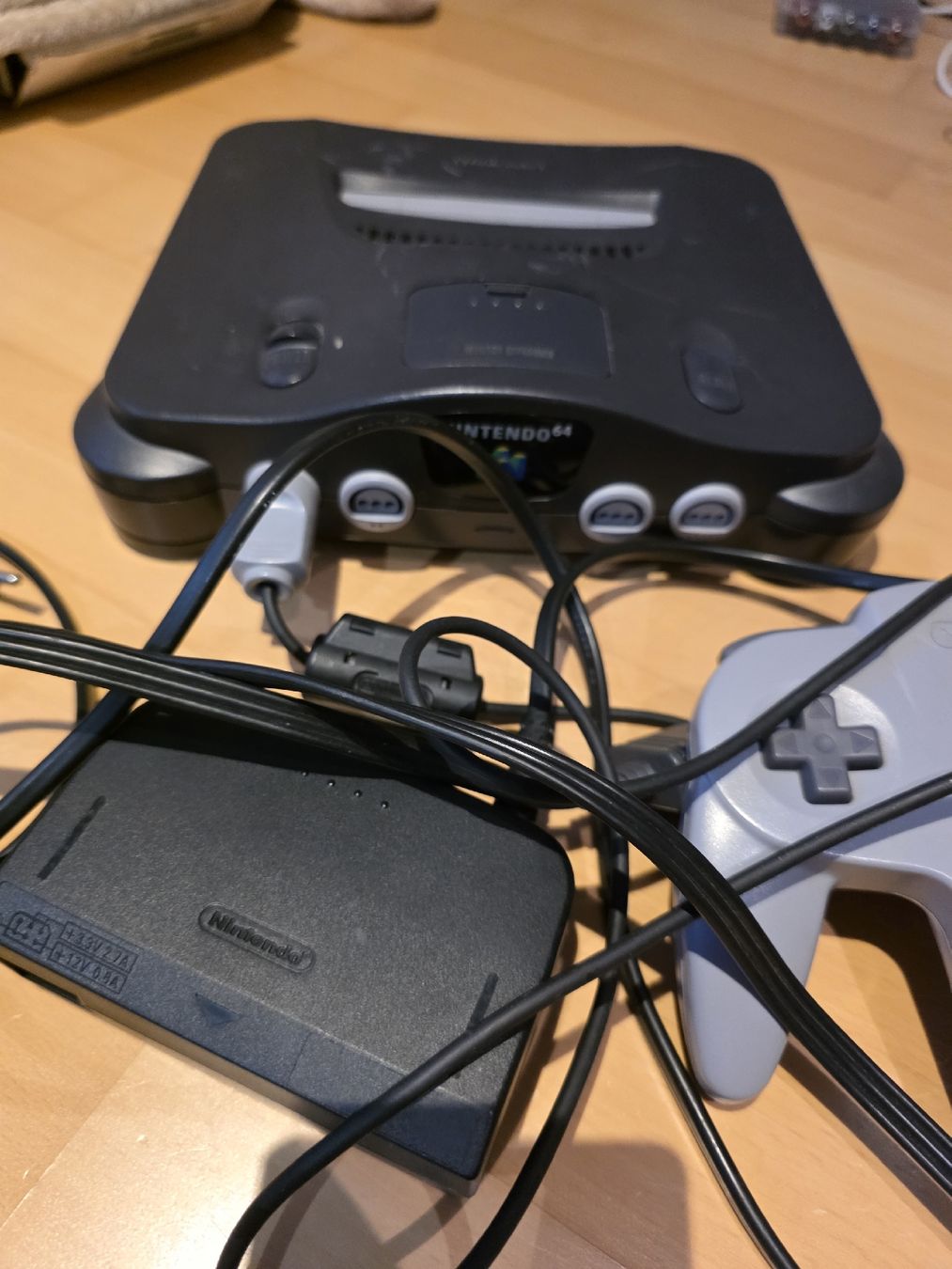 Nintendo Console: Console Nintendo 64 avec manette et câbles complets – Usato da Neyruz FR venduto da Yann