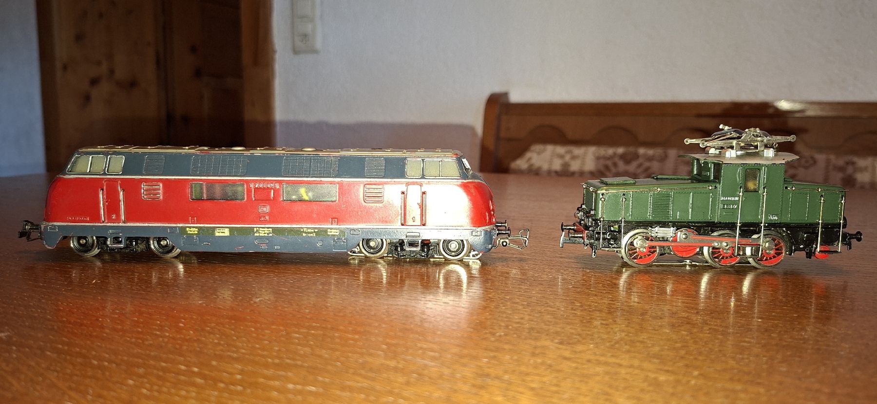 Märklin Modellini di ferrovie: H0 Märklin AC Analog E6302 + V200 056 Loks. – Usato da Pfäffikon ZH venduto da gub_2j76 1