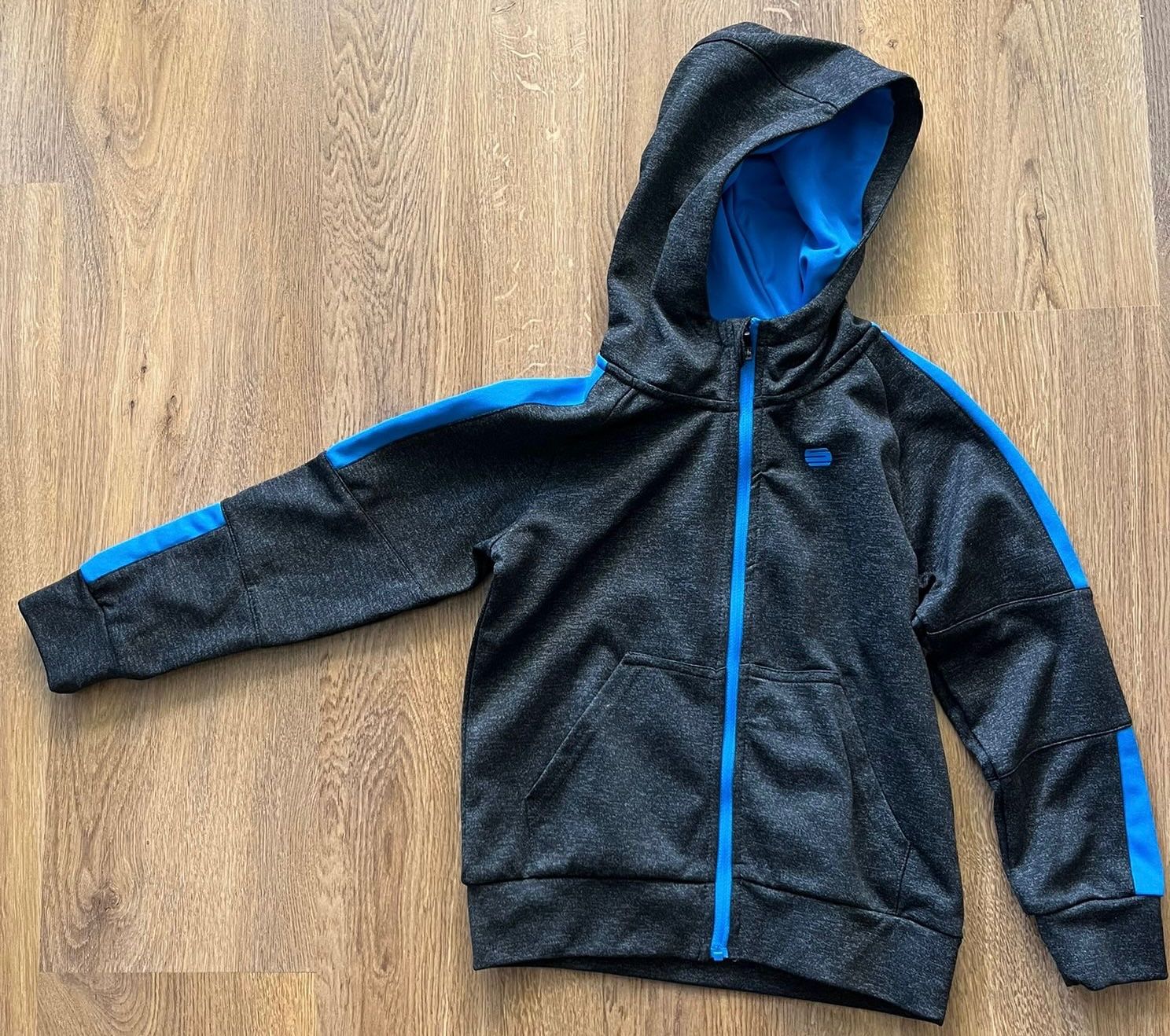 Giacche & Cappotti: Trainerjacke MANGUUN Gr. 116 grau blau - Pullover – Usato da Winterthur venduto da Secondhand-Family
