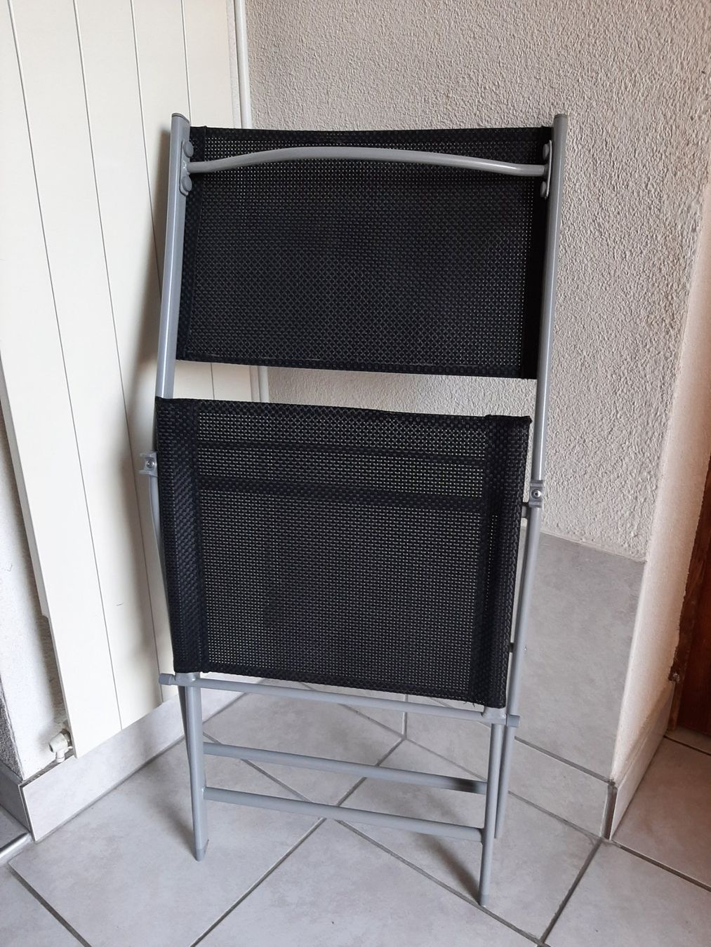 Sedie: Klappstuhl schwarz-silber neu – Nuovo (secondo la descrizione) da Flaach venduto da maj_w_ 1