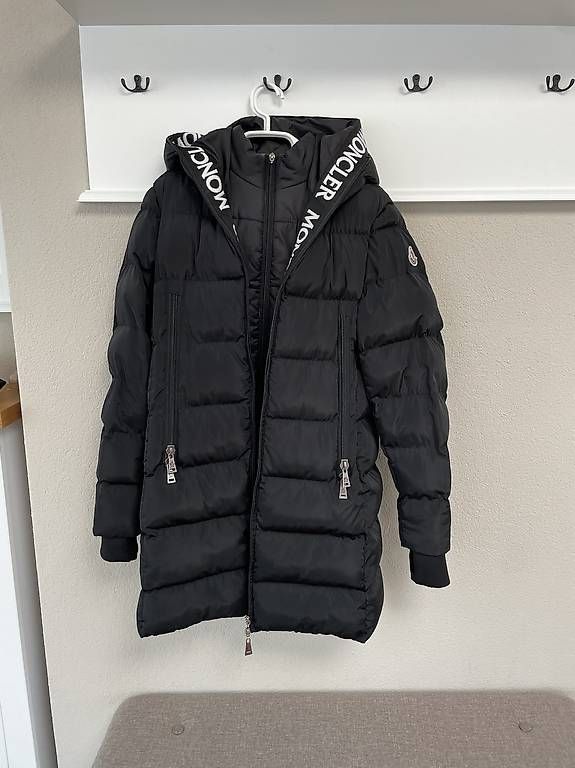 Giacche: Schwarze Winterjacke mit markantem Kapuzen-Design – Usato da Glis venduto da SabrinaXA