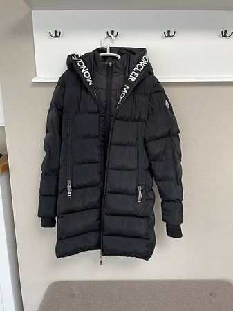 Schwarze Winterjacke mit markantem Kapuzen-Design
