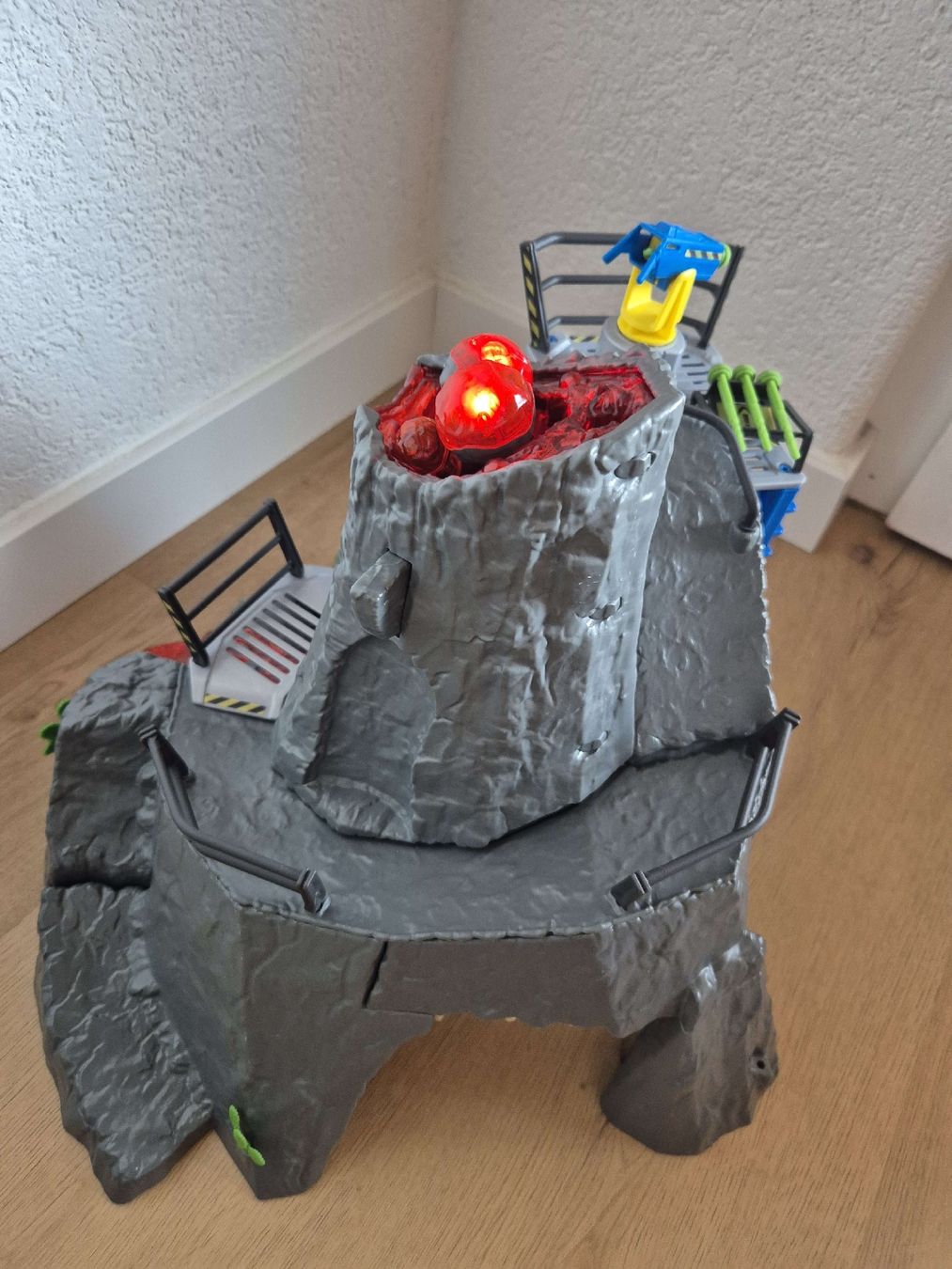 Schleich Spielzeuge: Schleich Dinosaurier Vulkan Spielset mit Lichteffekten! – Gebraucht aus Stettlen von sunneschindli