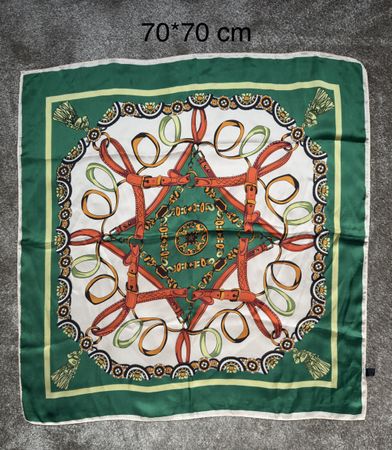 Foulard carré vintage – Motif Équestre 70 x 70 cm