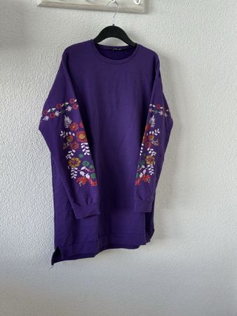 Damen Pullover (lang) lila mit Blumenmuster am Ärmel - Gr 40