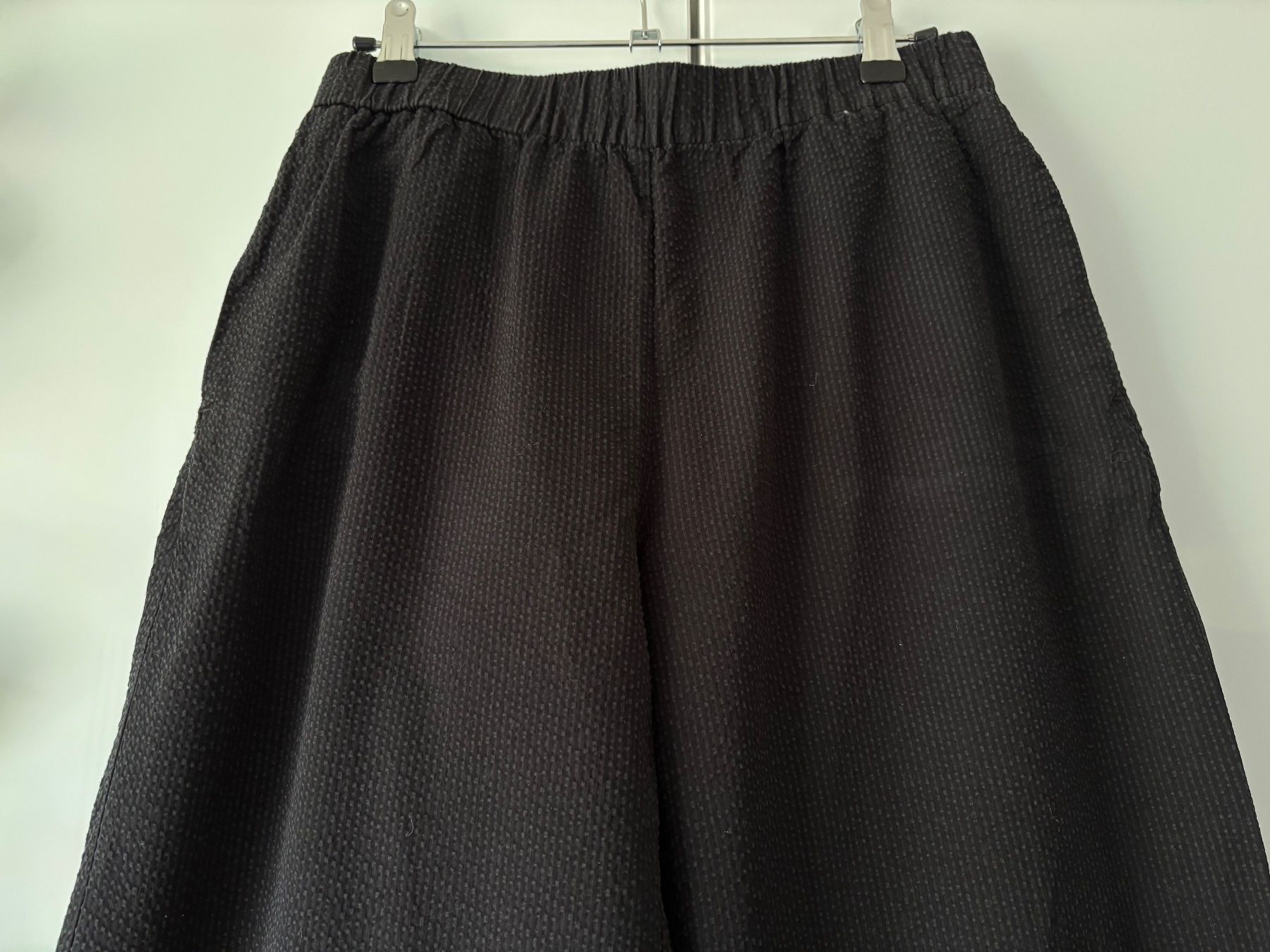 Wemoto Pantaloni: WEMOTO schwarze Stoffhose Gr. S – Usato da Zürich venduto da missmodernage 1