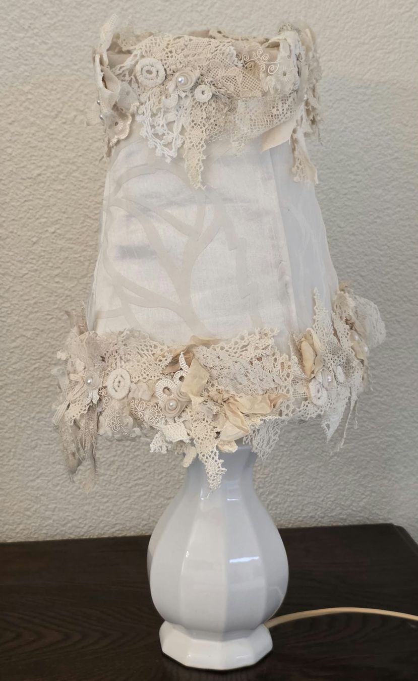 Lampen: Nachttischlampe Shabby Chic Spitzen Stoff – Gebraucht aus Rheinsulz von Dred 3