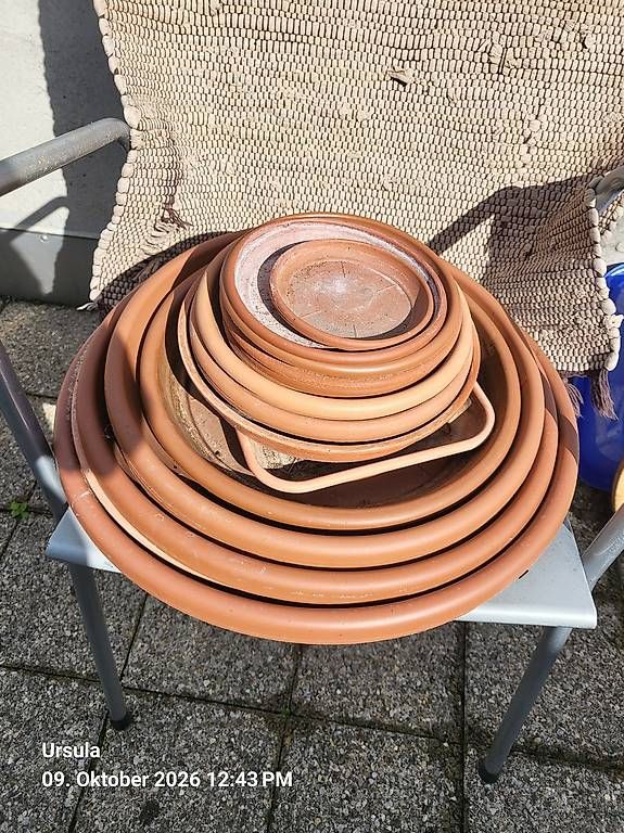 Blumentöpfe: Diverse Blumen Unterteller – Gebraucht aus Rüti ZH von poopey