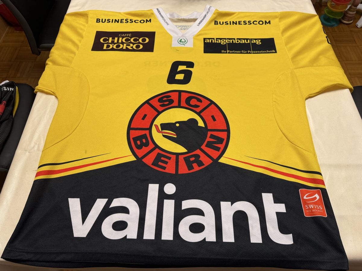 Gameworn Canottiere & Pantaloni: SC Bern Gameworntrikot Junioren Nummer 6 Grösse XL – Usato da Suhr venduto da Oppel