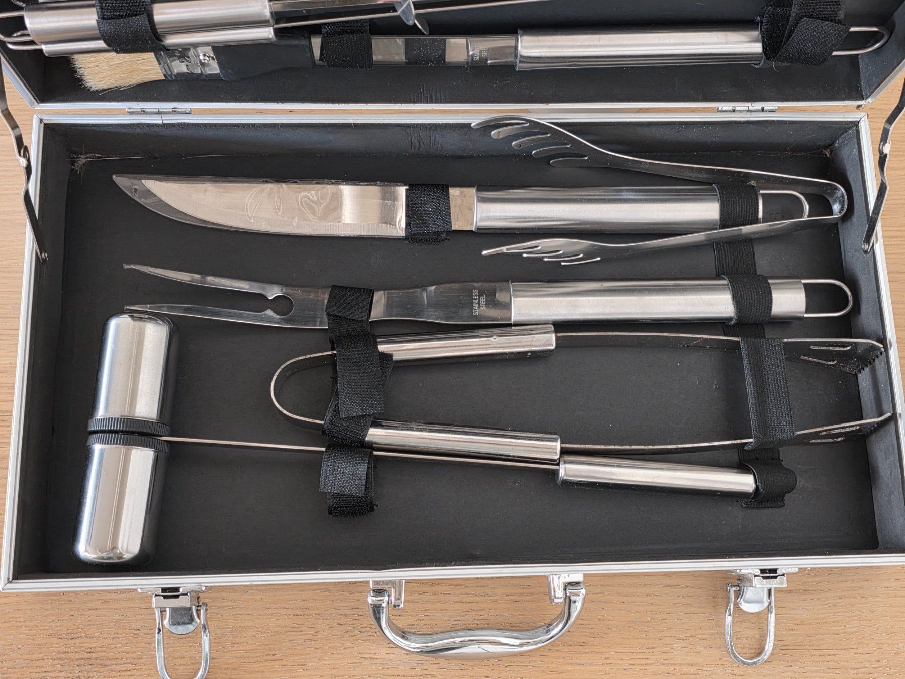 Couverts: Grillbesteck-Set im Koffer von Feldschlösschen – D'occasion à Badäl par RYzeR9980X4D 2